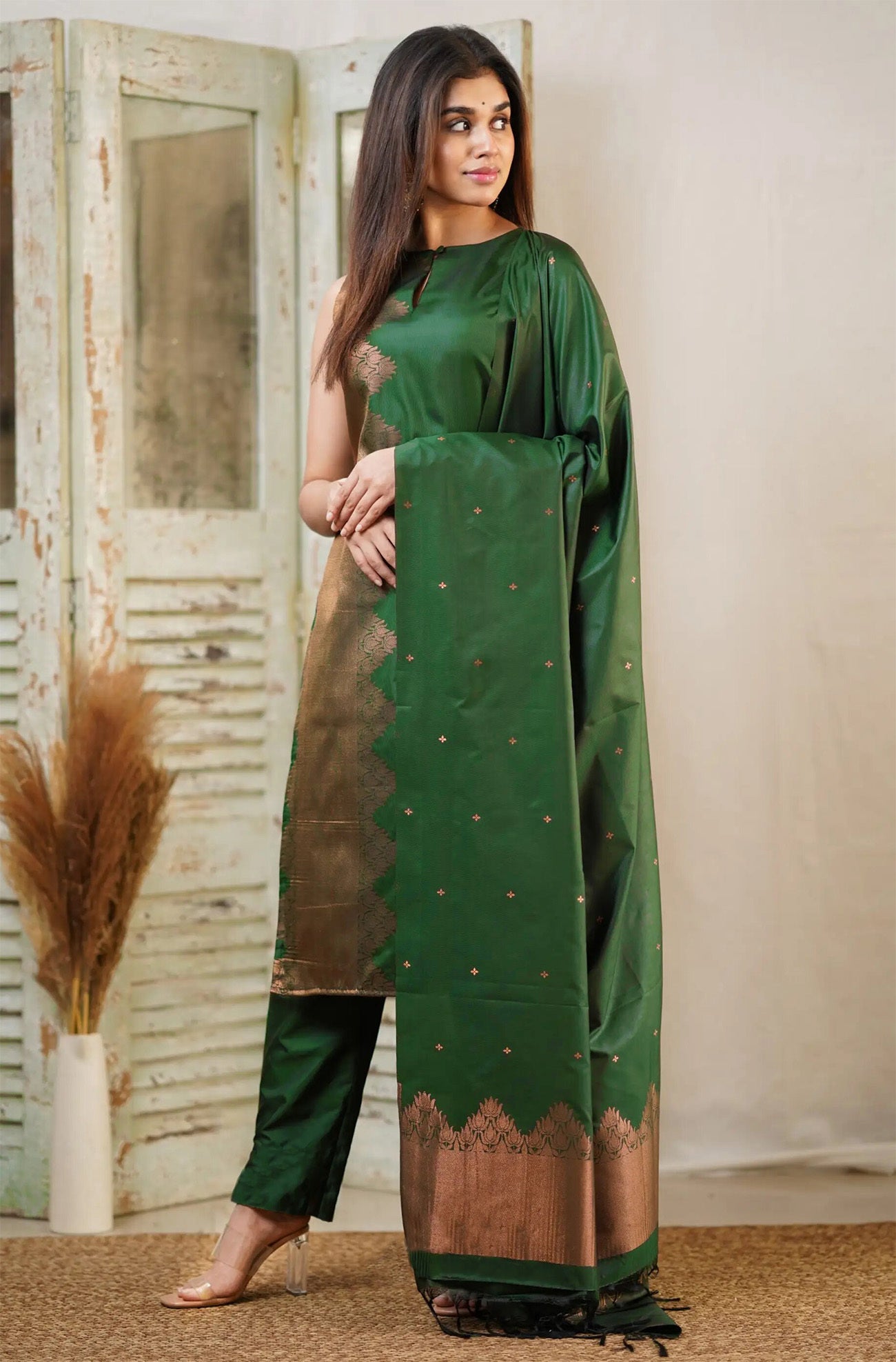 Attractive Golden Thread Jacquard Work Sleeveless Kurti Suits Sets With Dupatta