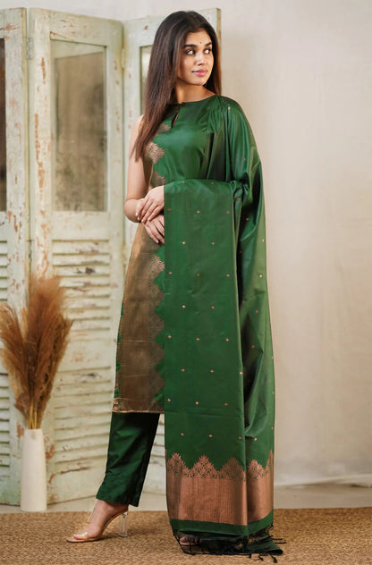 Attractive Golden Thread Jacquard Work Sleeveless Kurti Suits Sets With Dupatta