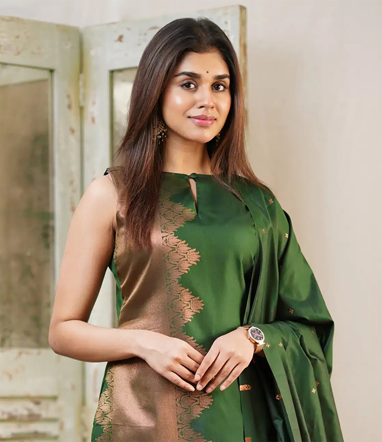 Attractive Golden Thread Jacquard Work Sleeveless Kurti Suits Sets With Dupatta